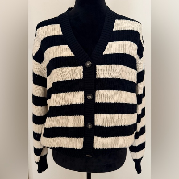 Levi's Women's Snowflake Cardigan Button Front Cream/Black - Size M - NWT - Picture 4 of 8